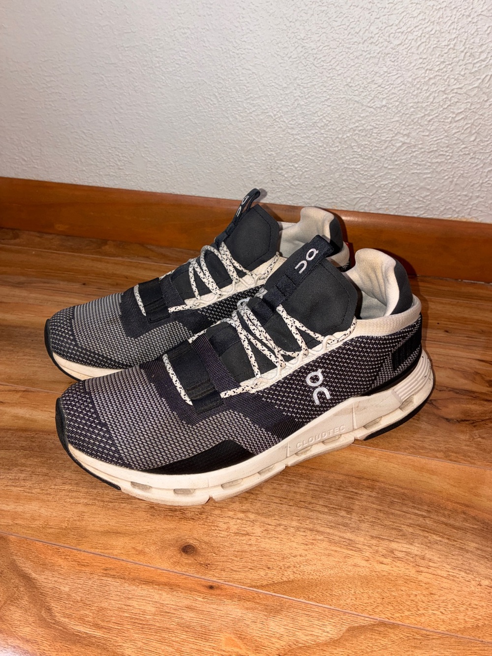 On Cloud Women’s Cloudnova Athletic Running Sneaker Shoes, black/white - size 10